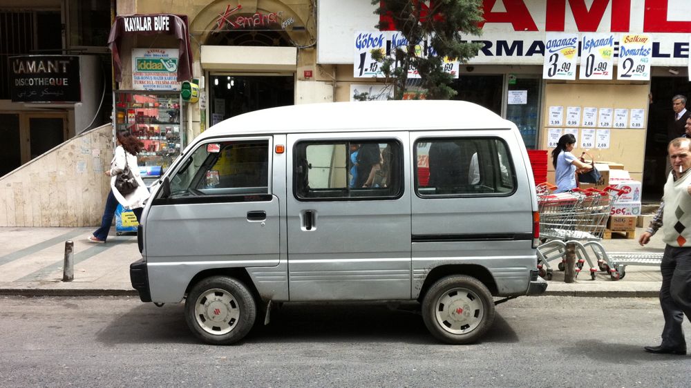 Little van. Маленький китайский микроавтобус. Маленький японский микроавтобус. Маленький микроавтобус Тойота. Китайский минивэн старый.